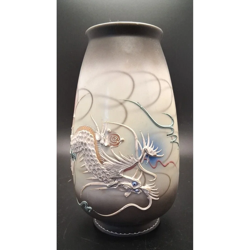 Dragon Ware Moriage Vase Color Black & White Japan